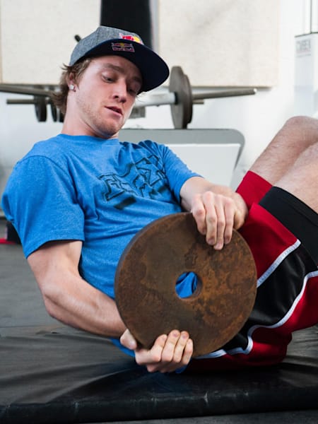 Drew Bezanson levanta pesos no BMX Performance Camp a 24 de março de 2013