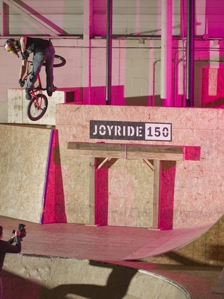 BMX rider Drew Bezanson macht einen Turndown im Joyride 150 Ramp Park in Ontario, Kanada