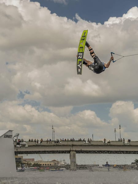 Aaron Rathy beim Wettkampf in der Kategorie Park beim Red Bull Wake Open in Tampa, Florida, USA, am 6. Juli 2013.
