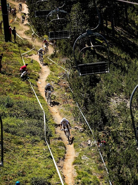 Radrennfahrer im Cross-Country UCI XCO-Rennen der Herren in Vallnord am Start.