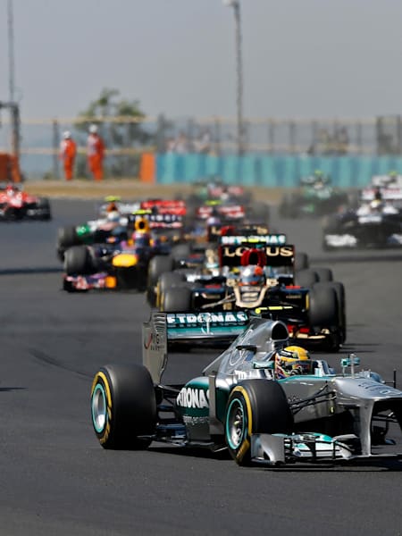 Der Merceds-Mann auf der Poleposition Lewis Hamilton (R) aus Großbritannien feiert mit dem Sebastian Vettel (L) aus Deutschland, dem Zweitplatzierten vom Team I