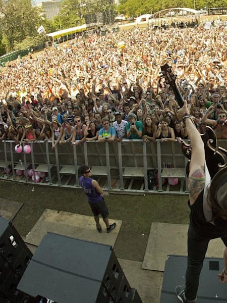 Vergangenes Wochenende sorgte das Future-Funk-Duo Cherub beim Lollapalooza in Chicaco mit seinem von den Achtzigern inspirierten Electro für Stimmung.