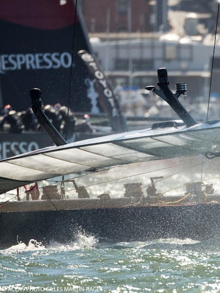 Les équipages Oracle Team USA et Emirates Team NZ en action lors de la deuxième journée de la 34e America's Cup.