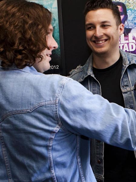 Tras una impresionante actuación, los chicos continúan con la gira.