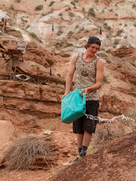 Brendan Howey bewässert eine wichtige Landestelle