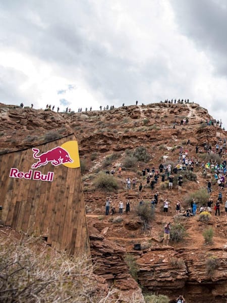Montainbike-Fahrer Cam McCaul fliegt bei der Red Bull Rampage bei Virgin in Utah über die Canyon Gap