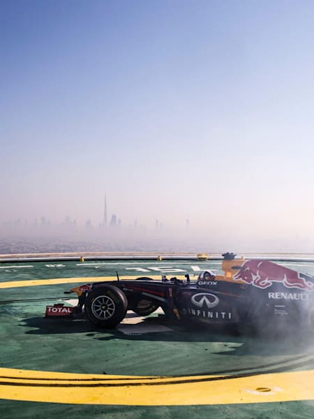 David Coulthard maakt burnouts op het dak van het Burj Al Arab helikopter platform in Dubai