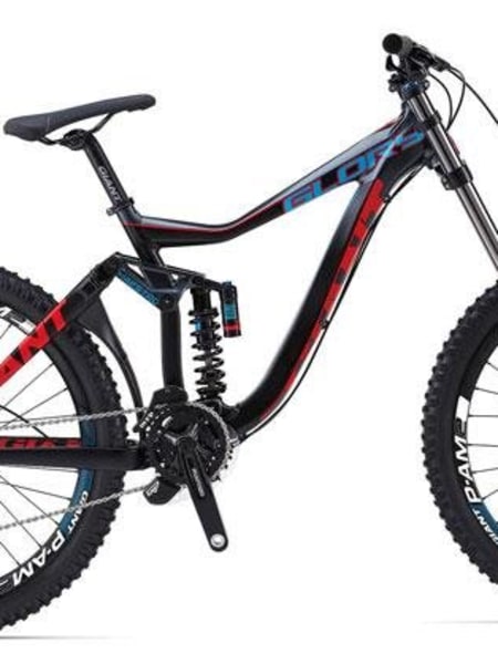 一般來說，鋁合金下坡車重量約17～18公斤，碳纖則可下修至14～15公斤(入門級鋁車約在7萬元上下)