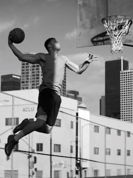 Blake Griffin soars to the hoop