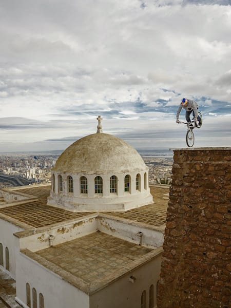 Le rider de trial Kraus en action en algerie pendant le Red Bull Activation