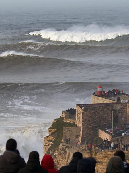 Le swell rentre dans la mecque du surf de gros à Nazaré au Portugal.