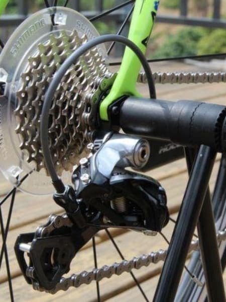 具備變速性能，公路車前後齒盤可運用的範圍較廣