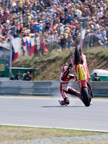 250er-Pilot Álvaro Bautista stürzt beim Wheelie