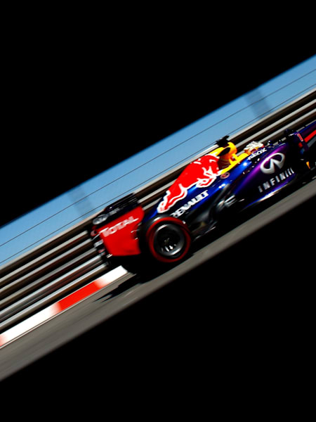 透过护栏:维特尔在摩纳哥 Sebastian Vettel of Germany and Infiniti Red Bull Racing drives during practice for the Formula One Grand Prix of Monaco