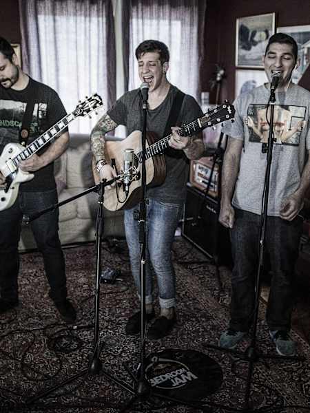 To solo project Inconsistencies, Bedroom Jam show, νικητής της τρίτης εβδομάδας του Red Bull Bedroom Jam