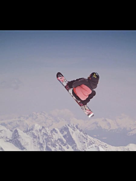 Katie Ormerod en vol lors de sa première féminine d'un double-cork 1080.