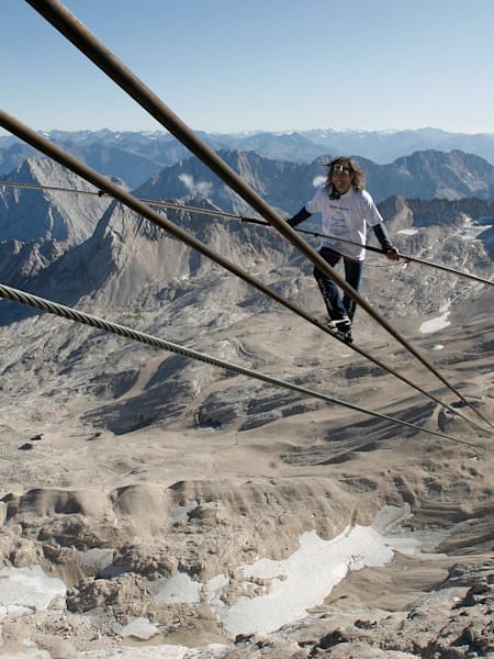 Freddy Nock balanciert auf dem Kabel der Seilbahn an der Zugspitze in der Schweiz.