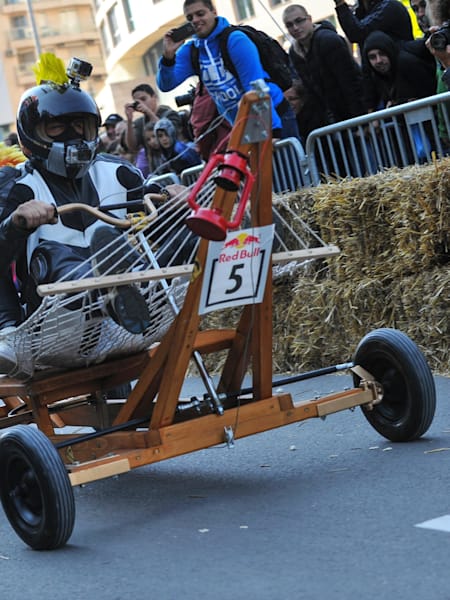 Les concurrents en compétition dans la course Caisses à Savon Red Bull 2014 à Sofia, en Bulgarie, le 28 septembre 2014.