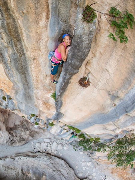 Sasha DiGiulian pauses on Viaje de Los Locos