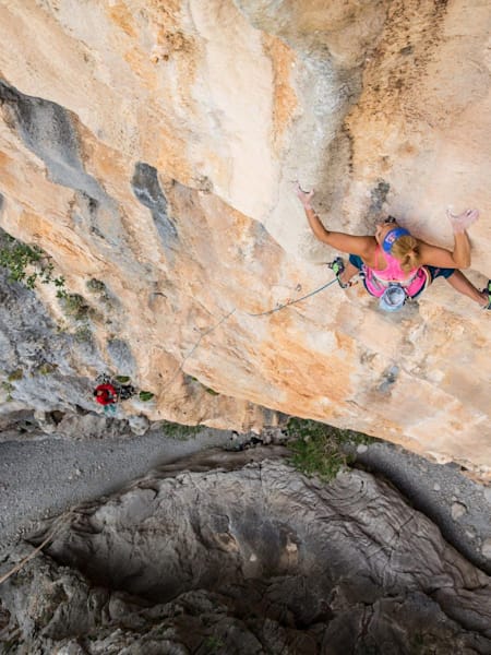 La grimpeuse Sasha DiGiulian a réussi l'ascension du Viaje de Los Locos en Sardaigne en Italie.