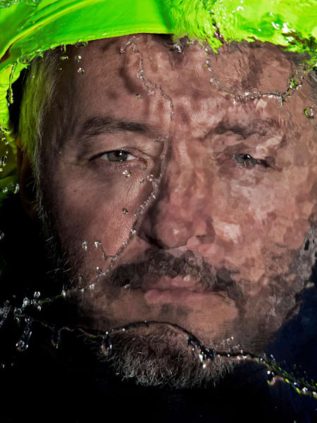 Portrait du marin français Yvan Bourgnon, qui a fait le premier tour du monde sur un catamaran sans l'aide du GPS ni aide extérieure.