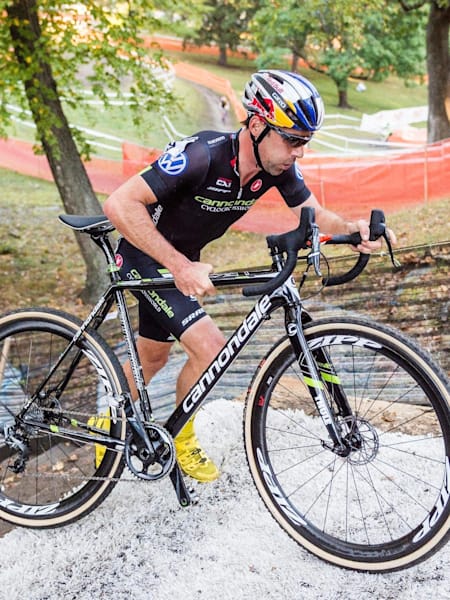 Tim Johnson arrastrando la bici colina arriba.