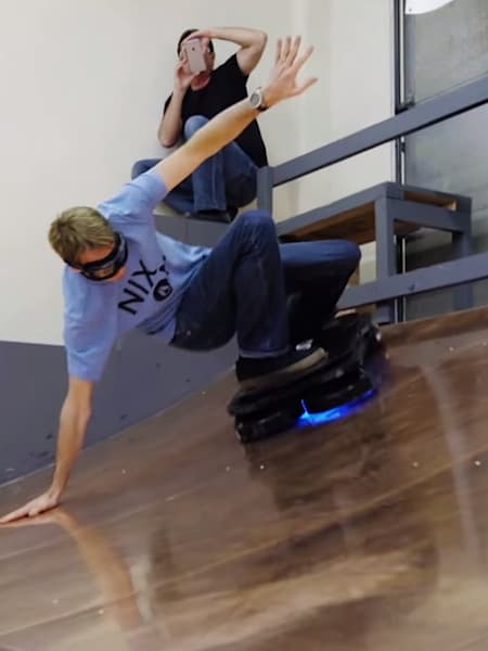 Tony Hawk probando la Hendo Hoverboard