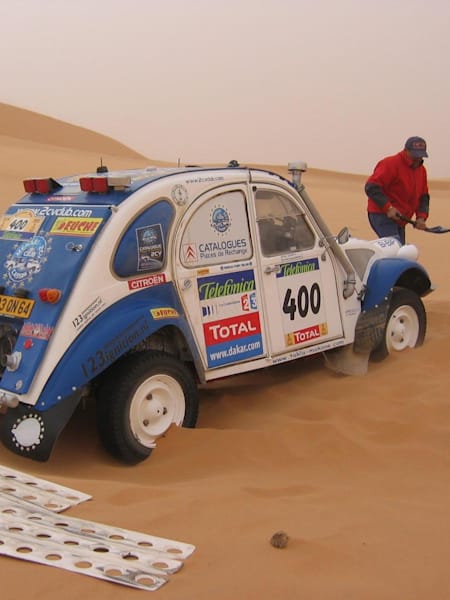 Een Citröen 2CV uit 1963 tijdens Daka 2007