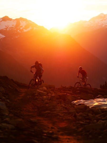 Sam Poarch et Bruno Long ride en VTT à Revelstoke.