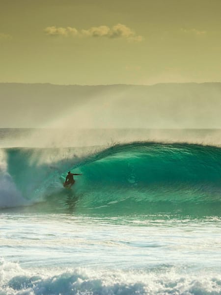 Buddha Tai 'Buddha' Graham surfando em Bali, Indonésia