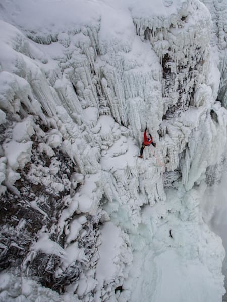 Will Gadd escalade les chutes gelées du Niagara et devient la première personne à réaliser cette ascension.