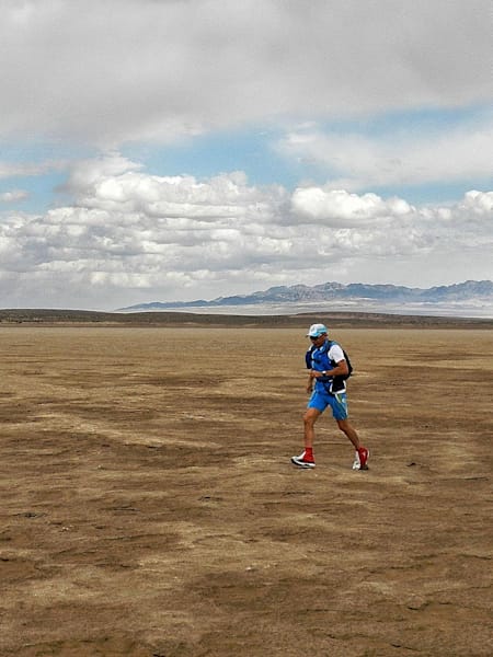 Giuliano Pugolotti nel deserto di Dasht-e Lut, Iran, ultrarunning