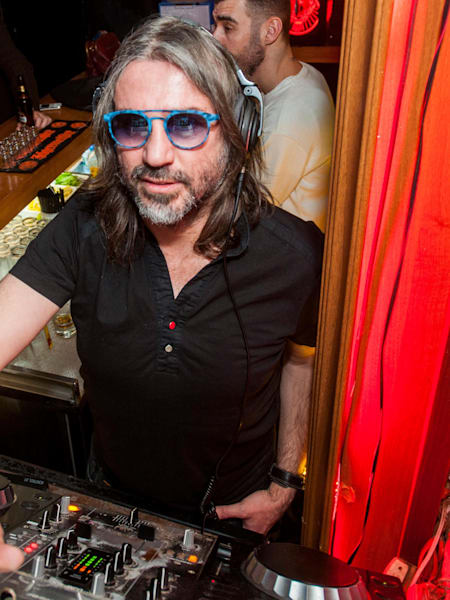 Levent Özçelik perşembeleri mutlaka kabine geçiyor