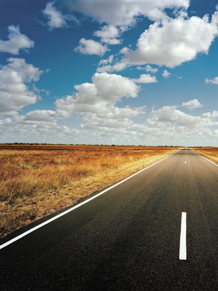 Lange, flache Straße im Niemandsland