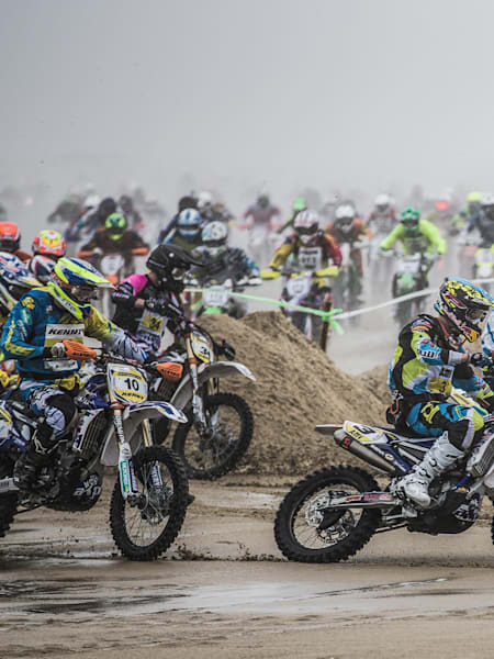 Piloti impegnati durante la Enduropale du Touquet 2014