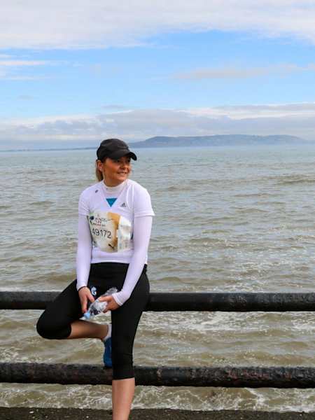 Biegaczka odpoczywa na molo w Dun Laoghaire