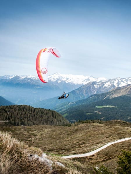 Tom de Dorlodot y Paul Guschlbauer sobrevuelan y caminan los Alpes