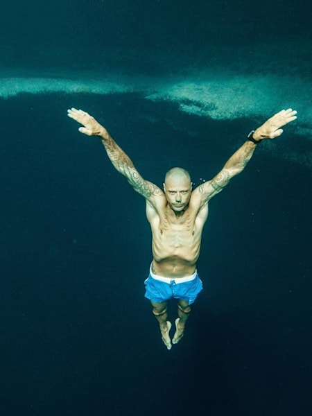 Stig Pryds a freediving do  Dean's Blue Hole, Bahamy