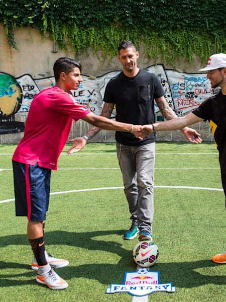 Marco Materazzi in campo con Hachim Mastour e Sean Garnier