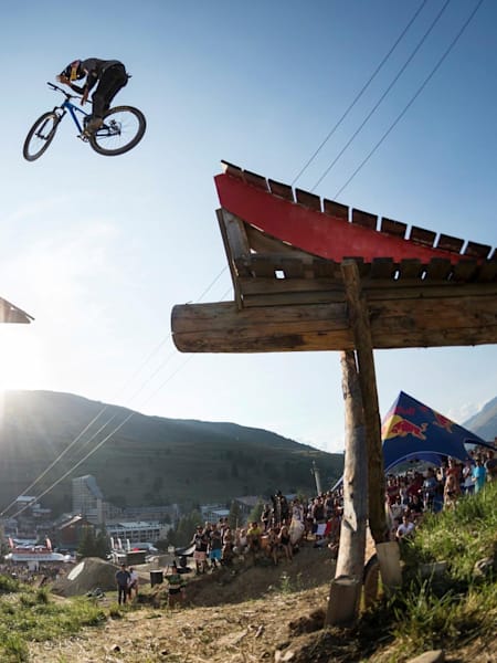 Anthony Messere zeigt sein Können beim Crankworx Slopestyle-Contest in Les Deux Alpes, Frankreich am 11. Juli 2015.