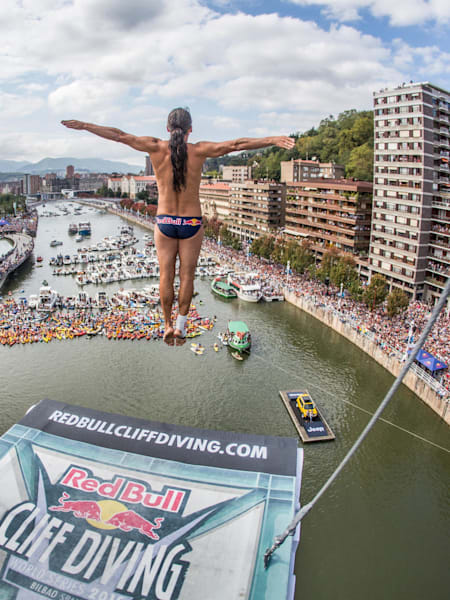Orlando Duque salta desde una plateforma a 27 m en el Puente de la Selva, en Bilbao, España.