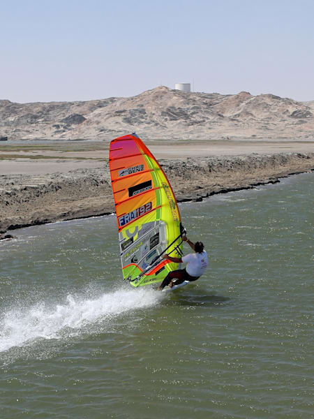 Vítr, prkno a neskutečná rychlost Antoine Albeau překonal rychlostní windsurf rekord, prkno, surfing, 53,27 uzlů, 100 km/h, rychlost, na limit