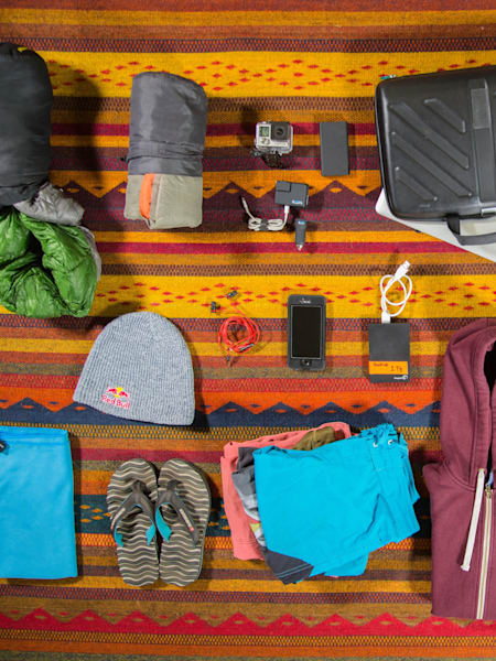 Na zdjęciu całe wyposażenie plecaka podróżnika