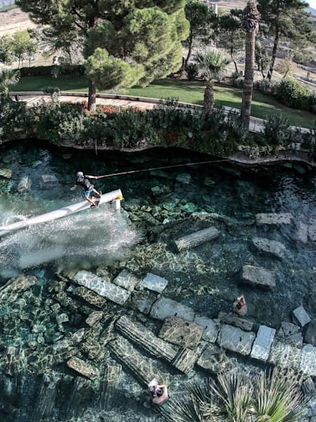 Brian Grubb en action en wakeskate dans la Cleopatra Pool à Pamukkale en Turquie.