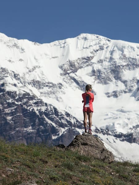 Fernanda echa un vistazo a la montaña