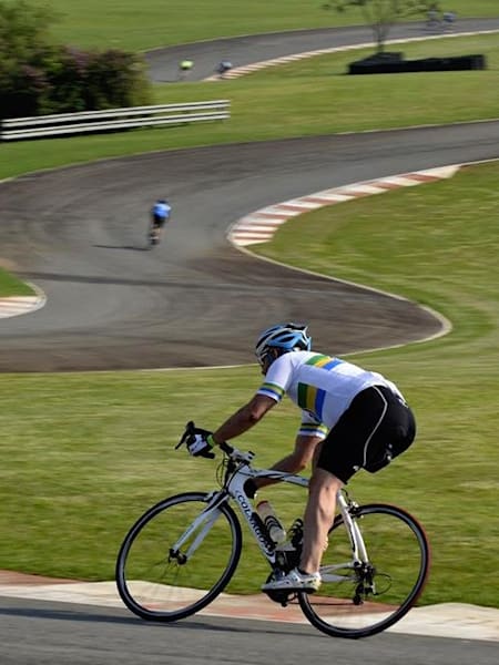 Ciclismo e automobilismo: amor ou ódio?