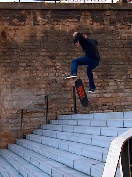 Aurelien Giraud en Frontside Flip