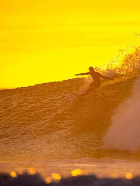 Adriano de Souza surfa Bells no amanhecer