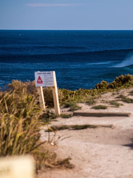 Dirt paths that lead to empty waves