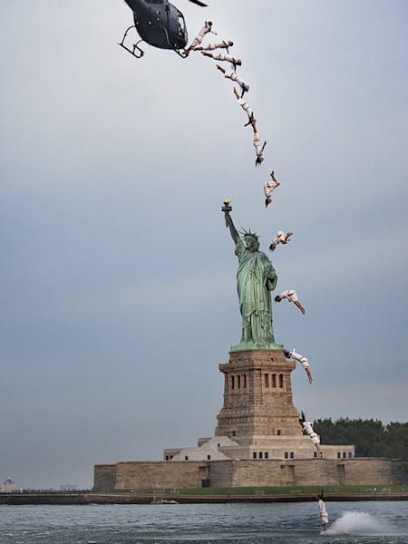 本州最速海開き。和歌山の白良浜海水浴場で高度20mのヘリから瞬息ダイブ。